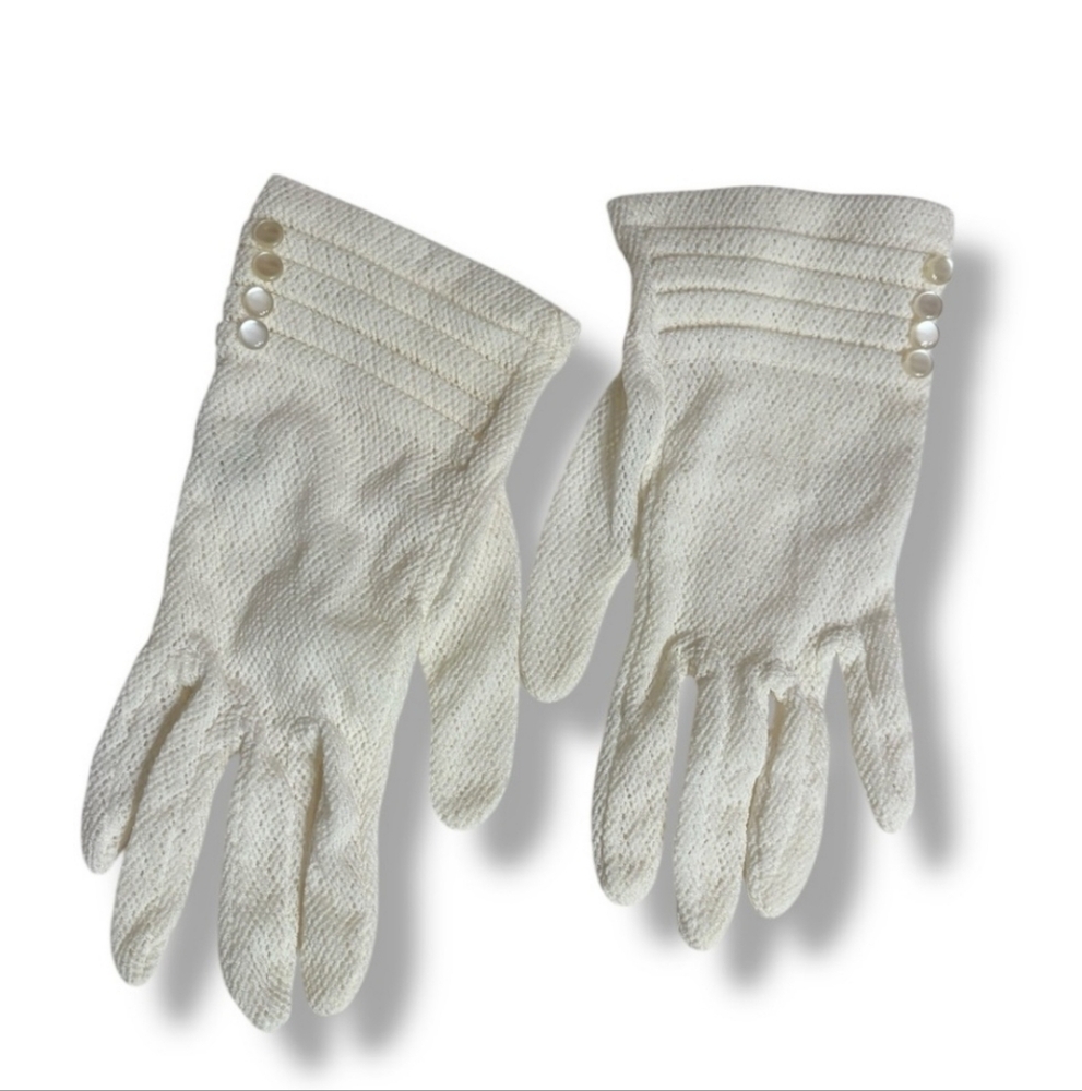 VINTAGE Ivory Ban-Lon Knit Wrist Length Gloves Pleated Detail Decorative Buttons